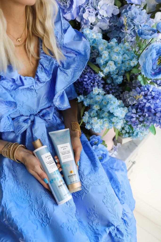 Best shampoo for dry hair by Pantene Hydrating Glow, and blue floral photoshoot styling inspiration by fashion blogger Lombard & Fifth.